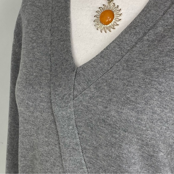 Lands' End Long Sleeve V-Shaped Neckline Pull-Over Sweater Size M Color: Gray - Picture 6 of 11
